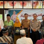 Kanit Tipikor Sat Reskrim Polres Tapsel, Ipda Sahad Mahardian Harahap, bersama Kanit Regident, Ipda Edy Sofyan Nasution, usai menyerahkan souvenir kepada perwakilan perangkat Kelurahan Pasar Gunung Tua dan masyarakat di sela gerakan Kapolres Jelajah Huta