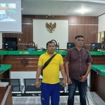 Fahrul Rozi Pasaribu (kiri) dan Heri Santo (kanan), selaku saksi kasus pengeroyokan, yang juga Staf Humas PT SAE Group Marancar, Kabupaten Tapsel, menceritakan awal mula peristiwa ke wartawan