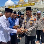 Kapolres Tapsel, AKBP Yasir Ahmadi, terlihat membagikan langsung nasi kotak ke jamaah Masjid Jami' Al Hidayah, usai melaksanakan salat Jumat berjamaah