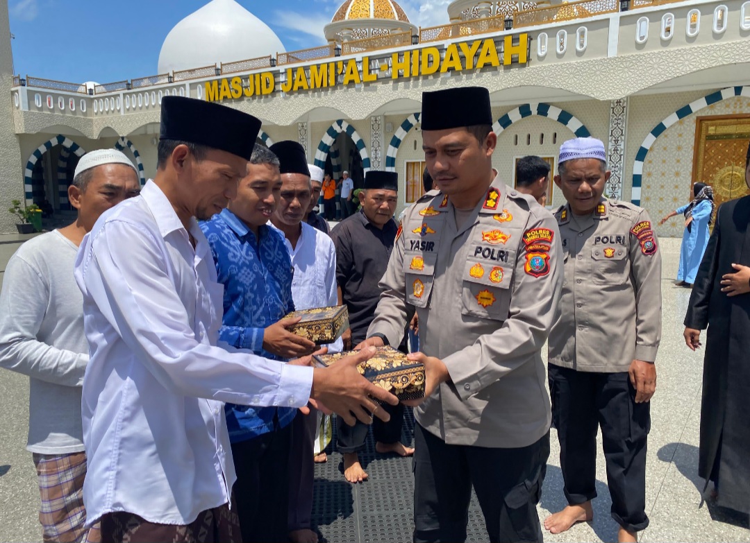 Kapolres Tapsel, AKBP Yasir Ahmadi, terlihat membagikan langsung nasi kotak ke jamaah Masjid Jami' Al Hidayah, usai melaksanakan salat Jumat berjamaah