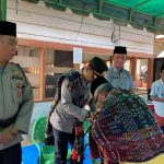 Kapolres Tapsel, AKBP Yasir Ahmadi, didampingi Kapolsek Padang Bolak, AKP Harun Manurung, saat tiba di Desa Tanjung Marulak, dalam gerakan Jelajah Huta