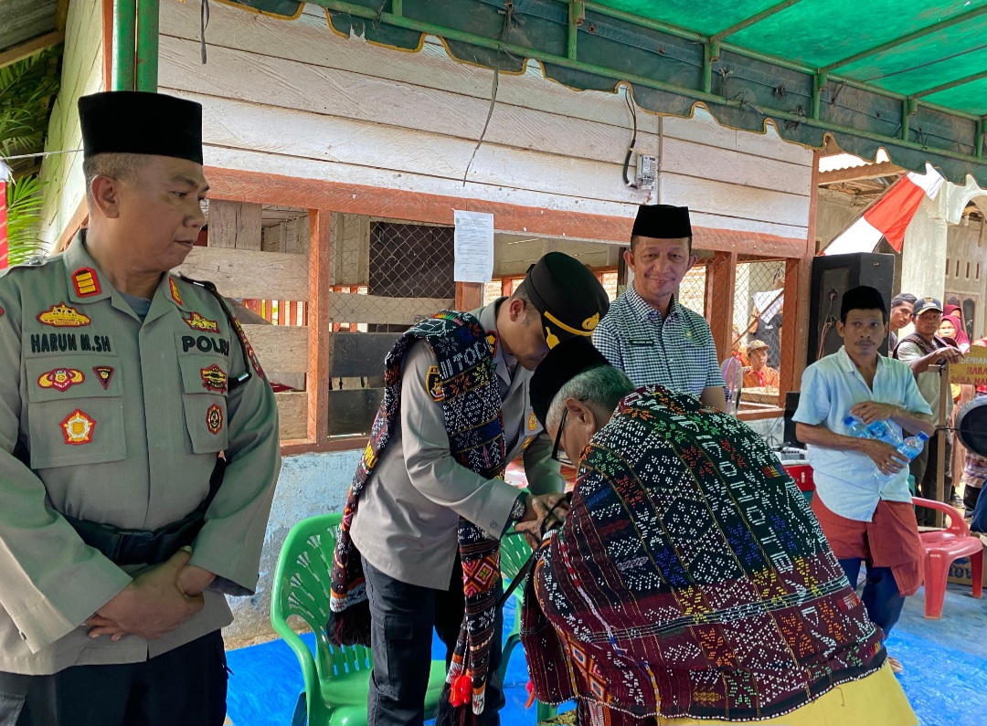 Kapolres Tapsel, AKBP Yasir Ahmadi, didampingi Kapolsek Padang Bolak, AKP Harun Manurung, saat tiba di Desa Tanjung Marulak, dalam gerakan Jelajah Huta