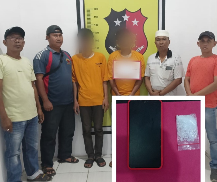 Kapolsek Padang Bolak, AKP Harun Manurung, bersama Tim Unit Reskrim usai mengamankan dua pemuda berikut barang bukti sabu