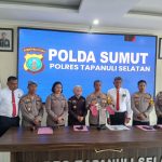 Kapolres Tapsel, AKBP Yasir Ahmadi, bersama Kajari Tapsel, Siti Holija Harahap, Waka Polres Tapsel, Kompol Rapi Pinakri, Kasi Propam Polres Tapsel, AKP Triharjanto, Kasi Humas Polres Tapsel, AKP Maria Marpaung, KBO Sat Reskrim Polres Tapsel, Iptu Aswin Manurung, Kanit I Pidum Sat Reskrim Polres Tapsel, Ipda Maraden Hutabarat, dan Kanit Tipikor Sat Reskrim Polres Tapsel, Ipda Sahad Mahardian Harahap, di sela konferensi pers