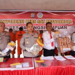 Kapolres Padangsidimpuan, AKBP Dr Wira Prayatna, bersama Kasat Resnarkoba, AKP Jasama H Sidabutar, SH, KBO Ipda Dilwan Iskandar Hasibuan, SH, Kasi Humas AKP K Sinaga, SH, saat konferensi pers