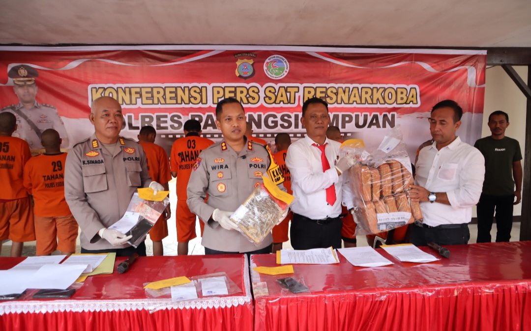 Kapolres Padangsidimpuan, AKBP Dr Wira Prayatna, bersama Kasat Resnarkoba, AKP Jasama H Sidabutar, SH, KBO Ipda Dilwan Iskandar Hasibuan, SH, Kasi Humas AKP K Sinaga, SH, saat konferensi pers