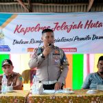 Kanit Gakkum Sat Lantas Polres Tapsel, Ipda Jefri Samuel Hutapea, saat memberi arahan ke masyarakat di sela gerakan Kapolres Jelajah Huta
