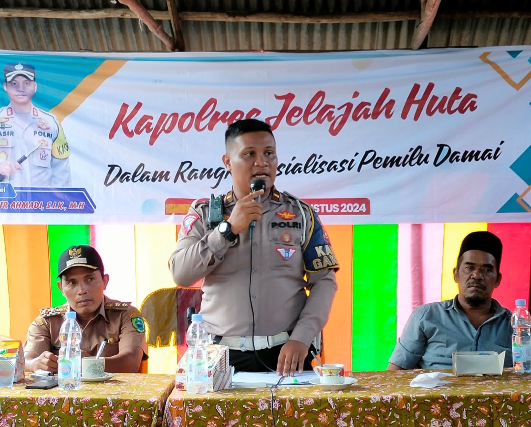 Kanit Gakkum Sat Lantas Polres Tapsel, Ipda Jefri Samuel Hutapea, saat memberi arahan ke masyarakat di sela gerakan Kapolres Jelajah Huta
