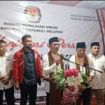 Gus Irawan Pasaribu dan Jafar Syahbuddin Ritonga, didampingi 12 Ketua Parpol pengusung saat konferensi pers usai resmi mendaftar sebagai Paslon Bupati Tapsel dan Wakil Bupati pada Pilkada 2024 mendatang