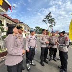 Waka Polres Tapsel, Kompol Rapi Pinakri, didampingi Kabag Ops Polres Tapsel, Kompol Abdi Abdillah, Ps Kabag SDM, AKP Sumanto Naibaho, Kasi Propam Polres Tapsel, AKP R Triharjanto, dan Koordinator Polwan Polres Tapsel, AKP Maria Marpaung, saat melakukan pemeriksaan