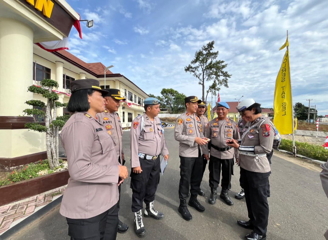 Waka Polres Tapsel, Kompol Rapi Pinakri, didampingi Kabag Ops Polres Tapsel, Kompol Abdi Abdillah, Ps Kabag SDM, AKP Sumanto Naibaho, Kasi Propam Polres Tapsel, AKP R Triharjanto, dan Koordinator Polwan Polres Tapsel, AKP Maria Marpaung, saat melakukan pemeriksaan