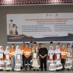 Manajemen PT AR dan berfoto bersama sebagian siswa penerima beasiswa Martabe Prestasi