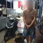 JS berikut barang bukti dua tandan buah sawit usai diamankan ke Mako Polsek Batang Toru