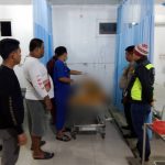 Petugas Sat Lantas Polres Padangsidimpuan saat mengecek kondisi jenazah korban meninggal dunia akibat kecelakaan lalulintas