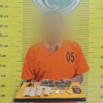 Seorang kakek berusia 62 tahun, AHL, menunjukkan barang bukti usai diamankan Tim Opsnal Sat Resnarkoba Polres Padangsidimpuan