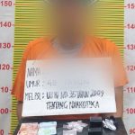 SMB saat menunjukkan barang bukti usai tertangkap Tim Opsnal Sat Resnarkoba Polres Tapsel