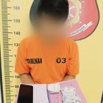 SAS saat menunjukkan barang bukti usai tertangkap Tim Unit Reskrim Polsek Padang Bolak