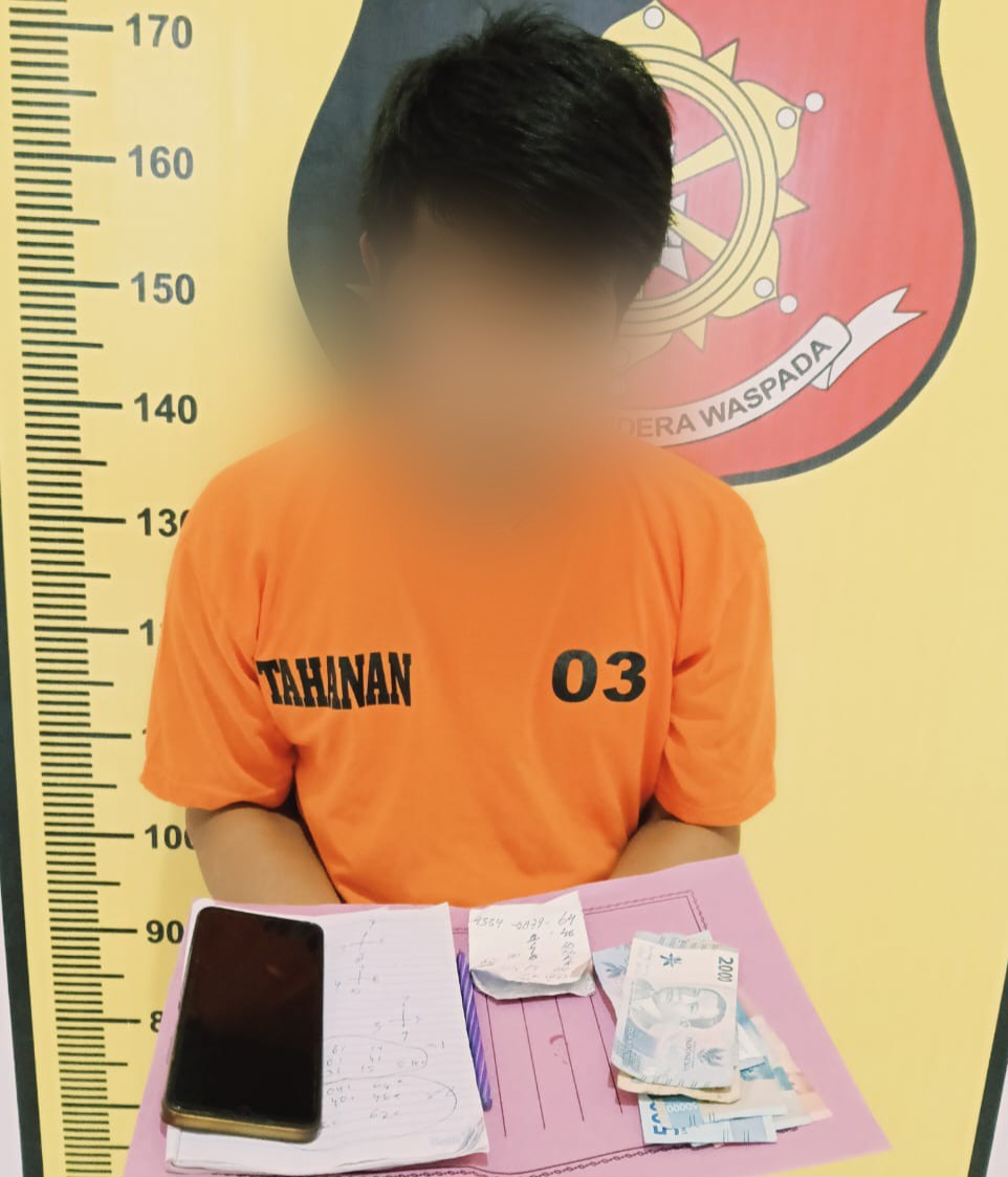 SAS saat menunjukkan barang bukti usai tertangkap Tim Unit Reskrim Polsek Padang Bolak