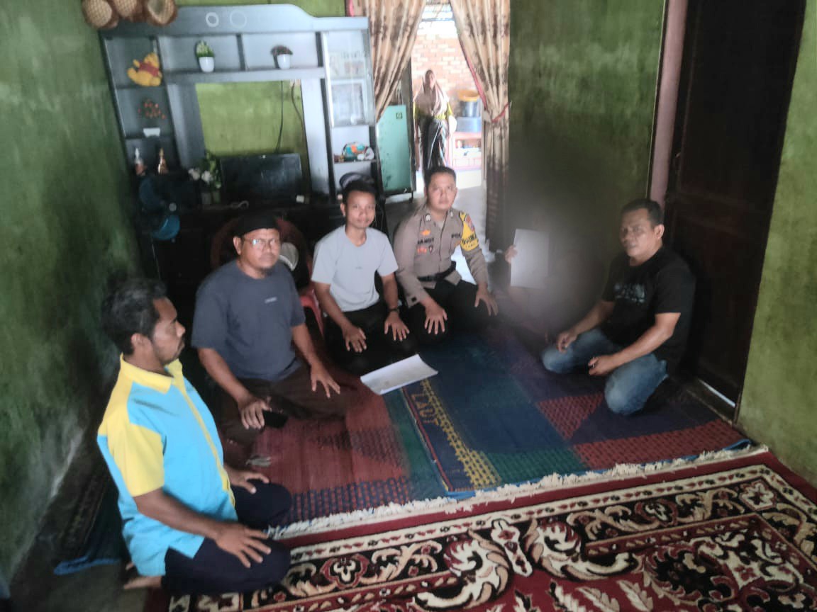 Bhabinkamtibmas Polsek Dolok, bersama perangkat Desa Bahap, dan Tokoh Masyarakat saat upaya mediasi yang menghasilkan surat kesepakatan dari NAP untuk tidak mengulangi perbuatannya disaksikan langsung oleh Dasri