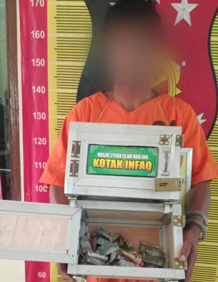 MR bersama barang bukti kotak infak usai diamankan ke Mako Polres Padangsidimpuan