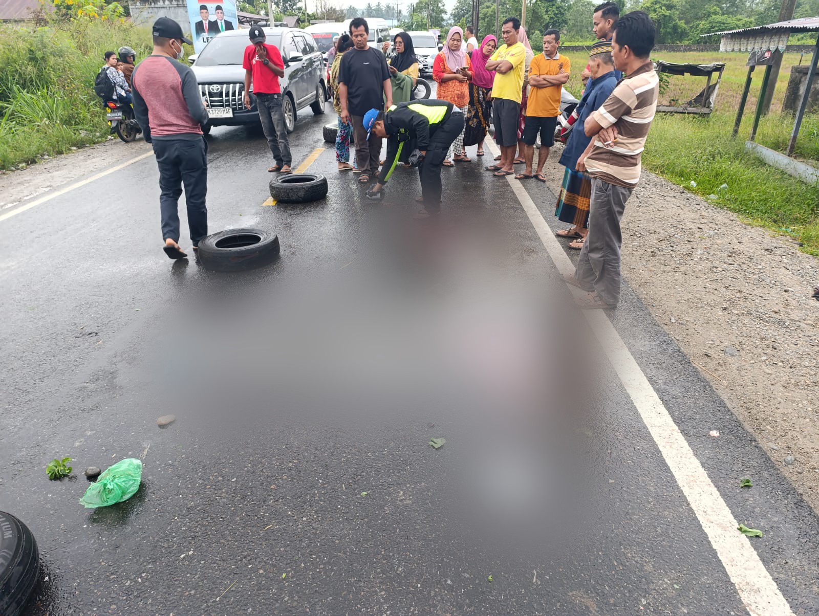 Personel Sat Lantas Polres Padangsidimpuan, saat menggelar olah TKP insiden tabrak lari pejalan kaki yang tidak diketahui identitasnya, Mr X