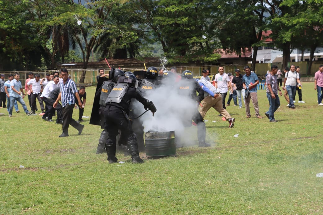 Tampak suasana simulasi Sispamkota dalam rangka pengamanan menghadapi Pilkada serentak 2024 oleh personel Kepolisian bersama TNI dan pemerintah berlangsung dramatis serta berjalan dengan sukses