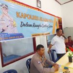 Kasat Resnarkoba Polres Tapsel, AKP Salomo Sagala, didampingi KBO Sat Binmas, Iptu Bangun Siregar, saat memberi arahan ke masyarakat dalam gerakan Kapolres Jelajah Huta