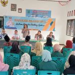 Kasi Humas Polres Tapsel, AKP Maria Marpaung, memberi ke masyarakat yang hadiri gerakan Kapolres Jelajah Huta di Kabupaten Paluta