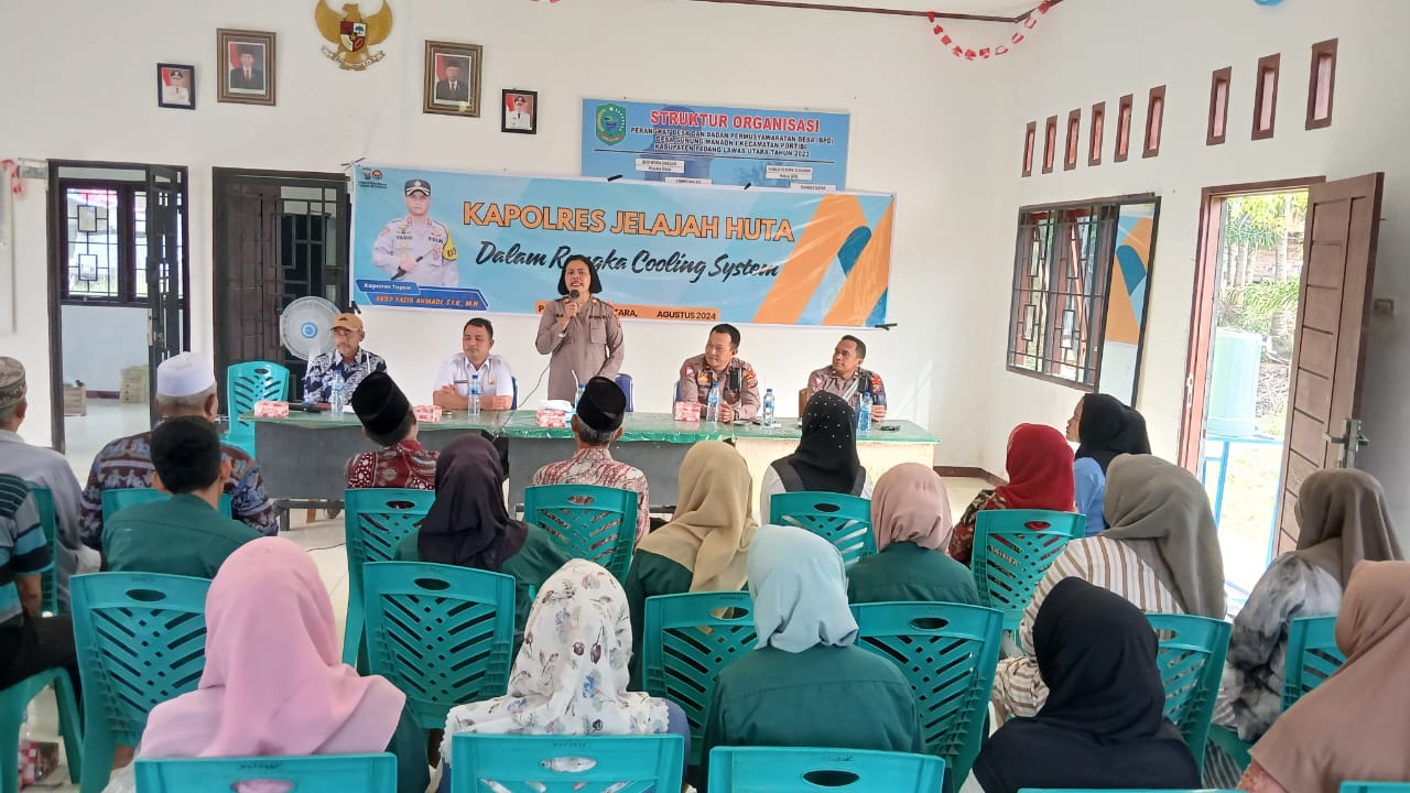 Kasi Humas Polres Tapsel, AKP Maria Marpaung, memberi ke masyarakat yang hadiri gerakan Kapolres Jelajah Huta di Kabupaten Paluta