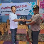 KBO Sat Resnarkoba Polres Tapsel, Ipda TP Saragih, saat menyerahkan souvenir ke perwakilan masyarakat di sela gerakan Kapolres Jelajah Huta
