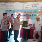 Kabag Log Polres Tapsel, Kompol Daulat MZ Harahap, saat menyerahkan spuvenir kepada perwakilan masyarakat di sela gerakan Kapolres Jelajah Huta di Kabupaten Paluta