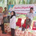 Kasi Propam Polres Tapsel, AKP R Triharjanto, menyerahkan souvenir ke perwakilan masyarakat di sela gerakan Kapolres Jelajah Huta