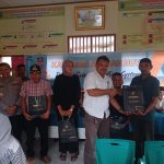 Kanit I Pidum Sat Reskrim Polres Tapsel, Ipda Maraden Hutabarat, bersama Kabag Ren, Kompol Rudi Siregar, menyerahkan souvenir ke perwakilan masyarakat yang hadir dalam gerakan Kapolres Jelajah Huta