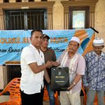 Kanit Tipiter Sat Reskrim Polres Tapsel, Ipda Ilham P Nasution, saat menyerahkan souvenir ke perwakilan masyarakat di sela gerakan Kapolres Jelajah Huta