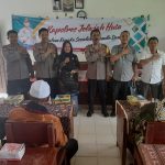 Kasat Binmas Polres Tapsel, AKP Eka Wahyudi, bersama Ka SPKT, Ipda Irwan H Sarumpaet, usai menyerahkan souvenir ke perwakilan masyarakat di sela gerakan Kapolres Jelajah Huta
