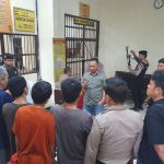 Kasat Resnarkoba Polres Tapsel, AKP Salomo Sagala, saat memberi arahan kepada 6 orang tersangka sebelum dilimpahkan ke Kejari Paluta