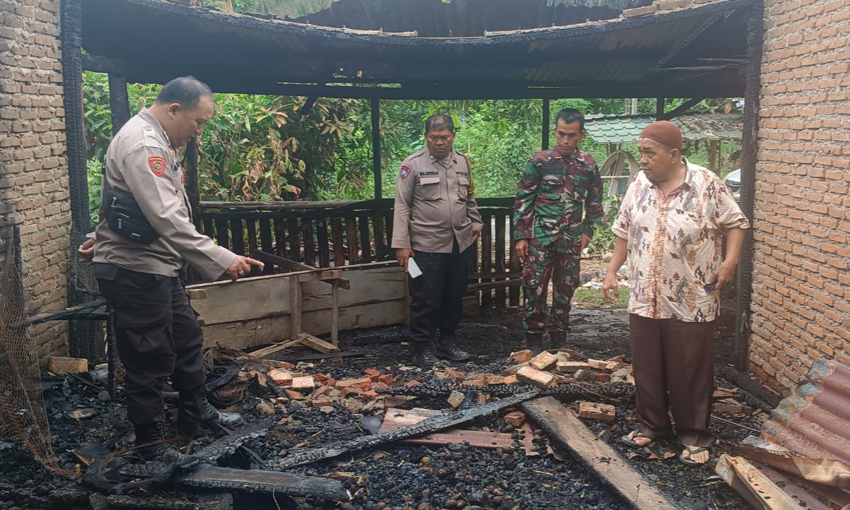 Bhabinkamtibmas Polsek Batang Angkola bersama Babinsa Koramil Siais saat mengecek lokasi kebakaran yang terjadi di satu unit Rumah di Dusun Aek Nadenggan, Desa Sihuik-huik, Kecamatan Angkola Selatan, Kabupaten Tapsel