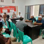 Kapolsek Padang Bolak, AKP Harun Manurung, memimpin mediasi dihadiri perangkat Desa, pihak pelapor dan terlapor, beserta keluarga masing-masing hingga berakhir damai