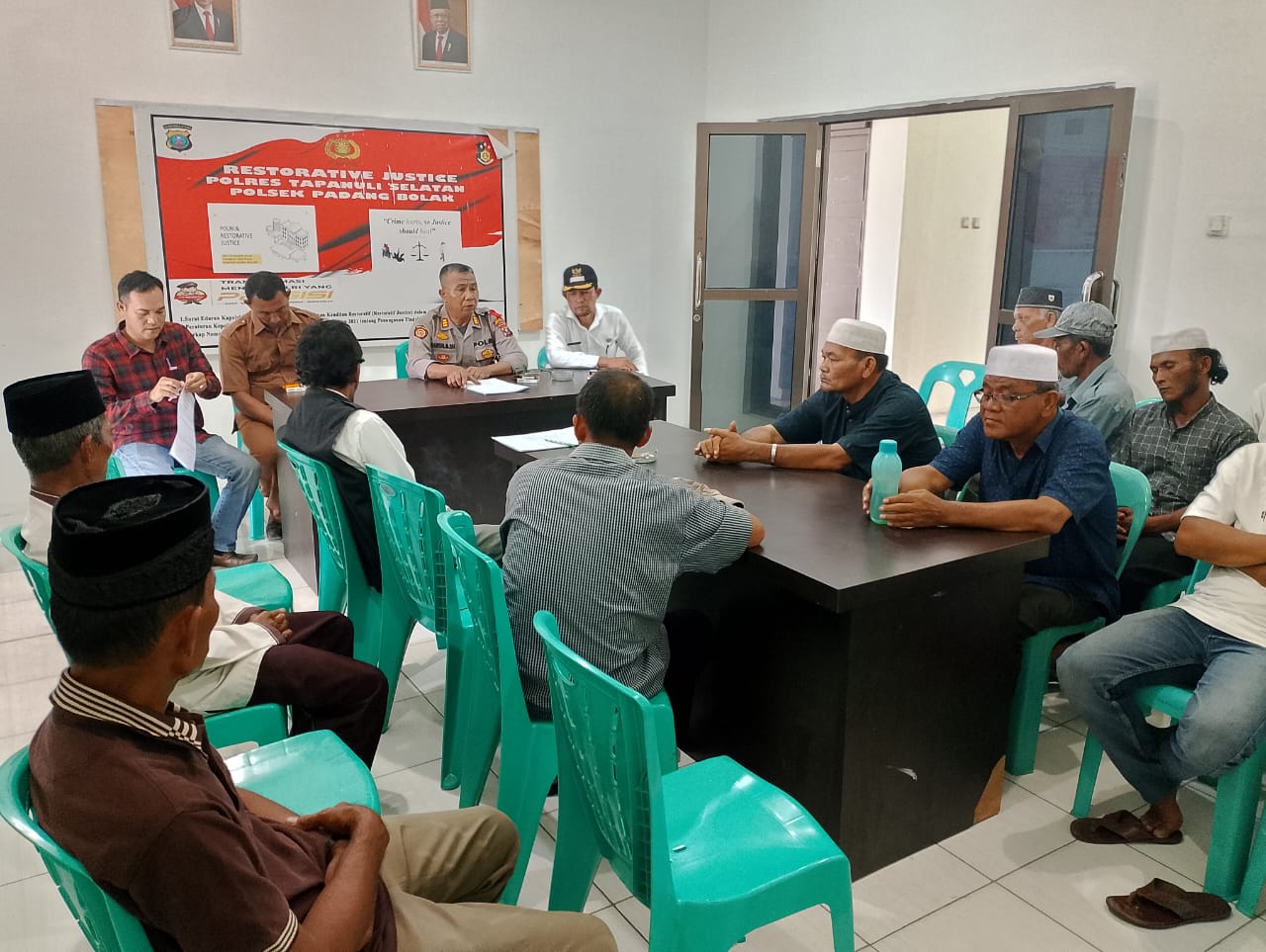 Kapolsek Padang Bolak, AKP Harun Manurung, memimpin mediasi dihadiri perangkat Desa, pihak pelapor dan terlapor, beserta keluarga masing-masing hingga berakhir damai