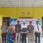 KBO Sat Resnarkoba Polres Tapsel, Ipda TP Saragih, dan lainnya usai menyerahkan souvenir ke perangkat Desa dan perwakilan masyarakat di sela gerakan Kapolres Jelajah Huta