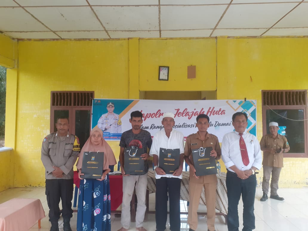 KBO Sat Resnarkoba Polres Tapsel, Ipda TP Saragih, dan lainnya usai menyerahkan souvenir ke perangkat Desa dan perwakilan masyarakat di sela gerakan Kapolres Jelajah Huta