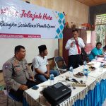 Kasat Resnarkoba Polres Tapsel, AKP Salomo Sagala, bersama KBO Sat Binmas, Iptu Bangun Siregar, dan lainnya, saat memberi arahan ke masyarakat di sela gerakan Kapolres Jelajah Huta