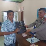 Kasat Tahti Polres Tapsel, Iptu Asjul Pane, saat berikan souvenir ke perwakilan masyarakat di sela gerakan Kapolres Jelajah Huta
