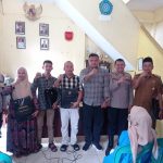 Kabag Ren Polres Tapsel, Kompol Rudi Siregar, didampingi Kanit I Pidum Sat Reskrim, Ipda Maraden Hutabarat, usai menyerahkan souvenir ke perangkat Desa dan perwakilan masyarakat di sela gerakan Kapolres Jelajah Huta