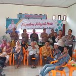 Kasi Humas Polres Tapsel, AKP Maria Marpaung, bersama KBO Sat Lantas, Ipda Hary Agus Pohan, berfoto bersama perangkat Desa dan masyarakat di sela gerakan Kapolres Jelajah Huta