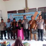 Kabag Ren Polres Tapsel, Kompol Rudi Siregar, didampingi Kanit I Pidum Sat Reskrim, Ipda Maraden Hutabarat, usai menyerahkan souvenir ke perangkat Desa dan perwakilan di sela gerakan Kapolres Jelajah Huta
