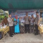 Kasat Binmas Polres Tapsel, AKP Eka Wahyudi, didampingi Ka SPKT, Ipda Irwan Sarumpaet, usai menyerahkan souvenir ke perwakilan masyarakat yang hadir dalam gerakan Kapolres Jelajah Huta