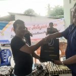 KBO Sat Resnarkoba Polres Tapsel, Ipda TP Saragih, saat menyerahkan souvenir ke perwakilan masyarakat di sela gerakan Kapolres Jelajah Huta