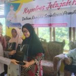 Kasi Humas Polres Tapsel, AKP Maria Marpaung, saat serahkan souvenir ke perwakilan masyarakat di sela gerakan Kapolres Jelajah Huta