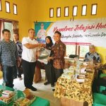 Kasat Intelkam Polres Tapsel, Iptu Oloan Lubis, saat menyerahkan souvenir ke perwakilan masyarakat di sela gerakan Kapolres Jelajah Huta